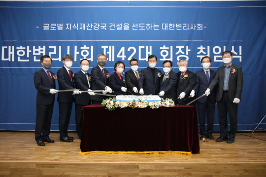 지난 13일 서울 변리사회관에서 열린 홍장원(왼쪽 여섯번째) 변리사회장이 취임식을 가진 뒤 주요 내빈들과 축하 커팅을 하고 있다.  변리사회 제공